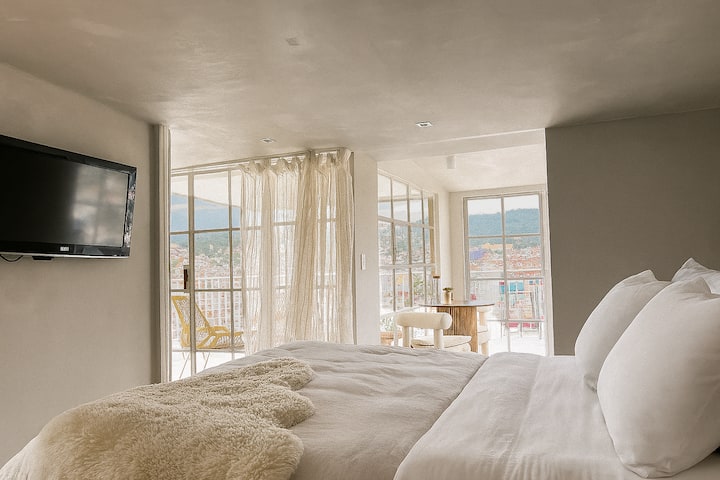 Преходът между вътре и отвън е плавен: плъзгащите се врати се отварят към терасата и позволяват на вятъра и светлината да изпълнят цялата стая.