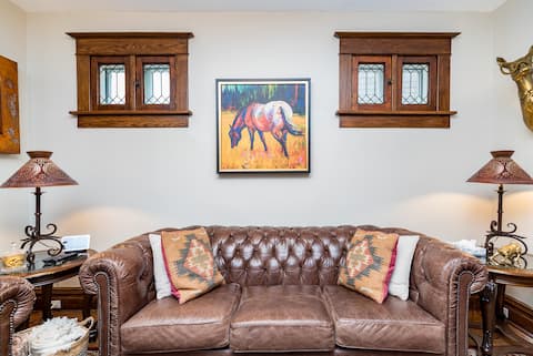 Popular Airbnb listing: 5 TV’s, 5 beds/2 bath/3 free parking/air hockey in Winnipeg Metropolitan Area