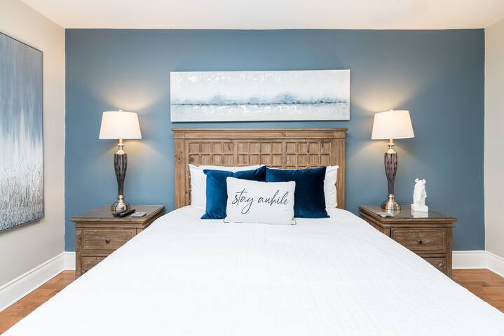 McMillan 5 beds/4 big TV/X-box/tunes/parking gallery image 4