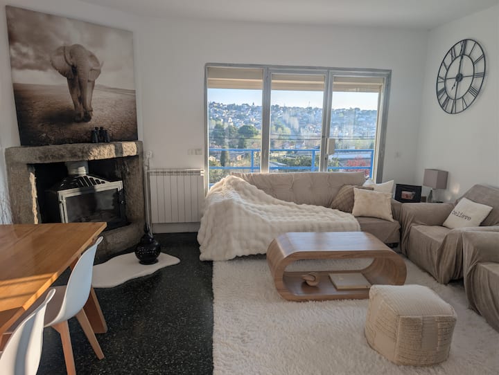 Amplio salón comedor con chimenea de leña y gran ventanal, muy luminoso y con vistas a todo el valle.
Además tiene sofá-cama y se le puede añadir una cama extra hinchable de matrimonio de calidad