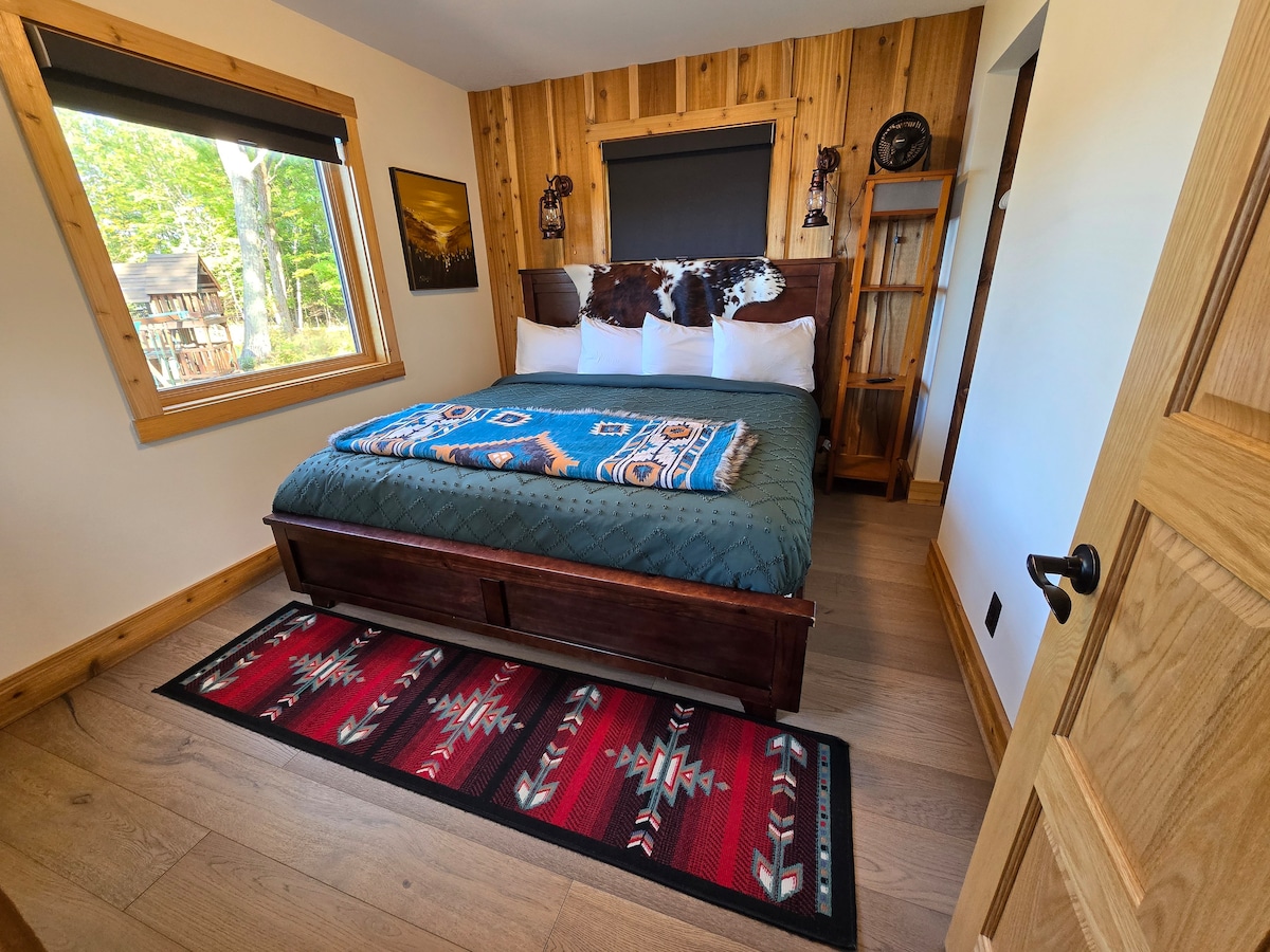 Kitanda aina ya King.