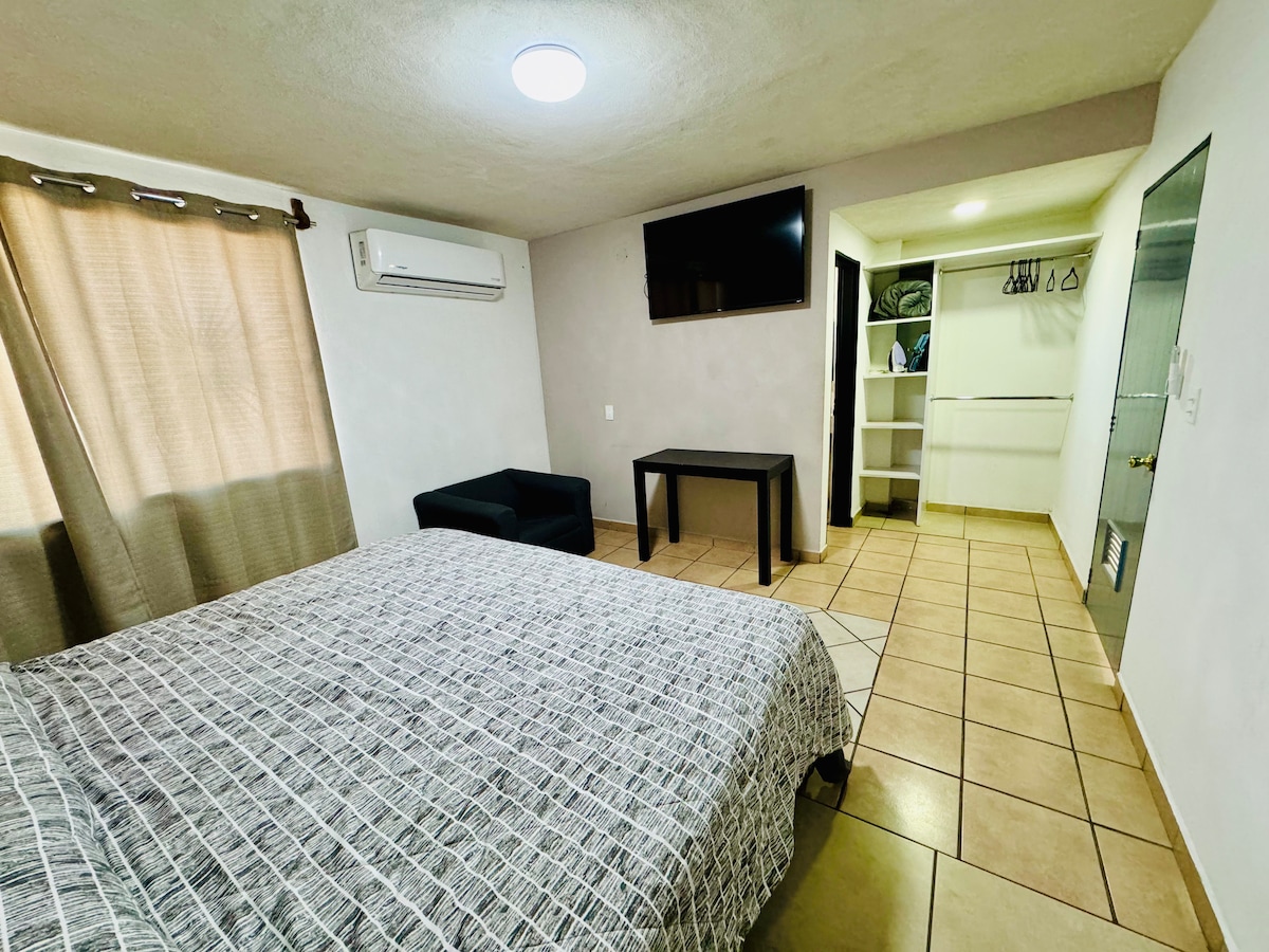 Spavaća soba od 20 m2 s bračnim krevetom u kojoj se možete zabaviti s zaslonom od 50"i mini split klima-uređajem od dvije tone 