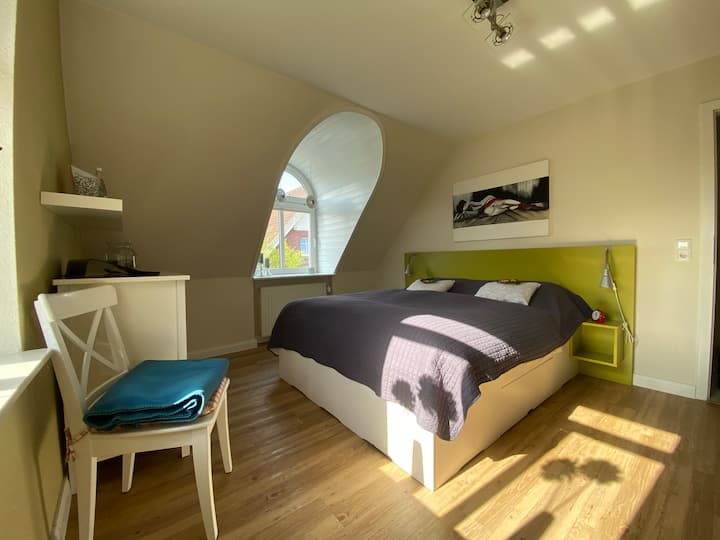 Svetlá, prívetivá izba s 2 oknami. Posteľ je na mieru vyrobená stolárom a mierne vyššia, s rozmermi 160/200 cm, s matracom a vysokokvalitným vrchným matracom