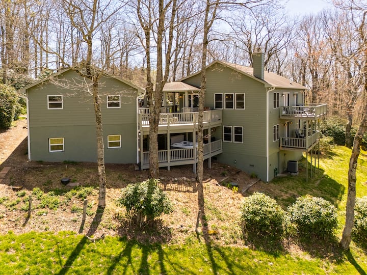Private Mountain Retreat W/ Grandfather Views, Hot Tub & Game Room - Boone, NC