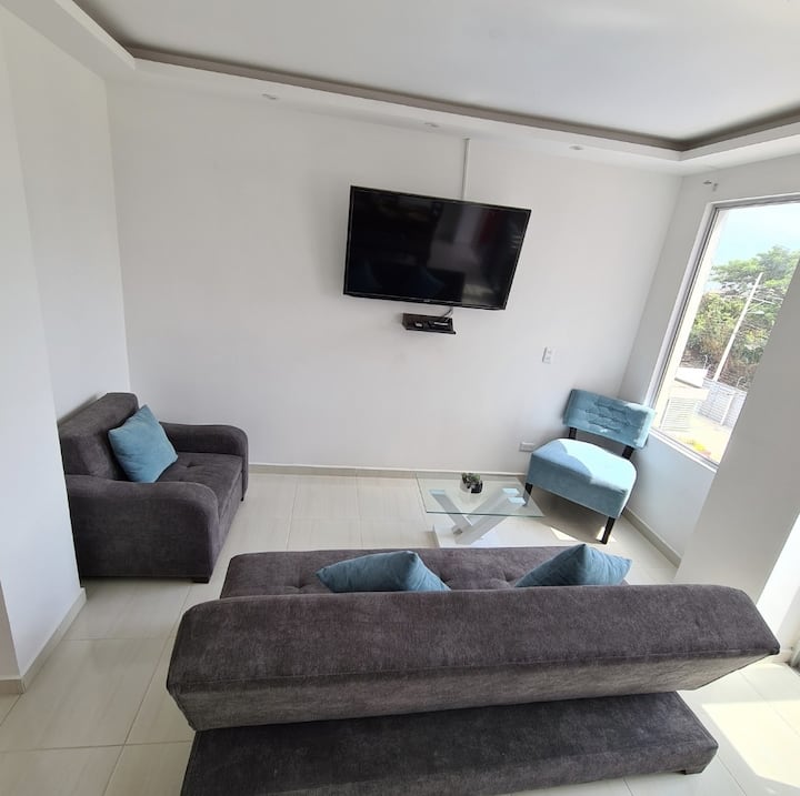 Მისაღები ოთახი სმარტ-ტელევიზორითა და გასაშლელი დივნით. სრული სასადილო სივრცე