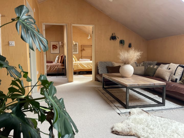 Larch Clad Architect Designed Contemporary Annexe. - バイベリー