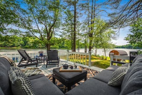 Sauna, Dock & 180° Views – Lakefront Retreat