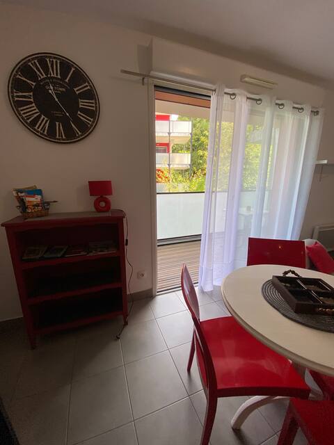 Airbnb performant: Comfortable studio. Free parking on site. à Bayonne