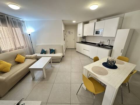 Airbnb con mejor rendimiento: Urban Getaway. Free Parking. Downtown Málaga en El Ejido