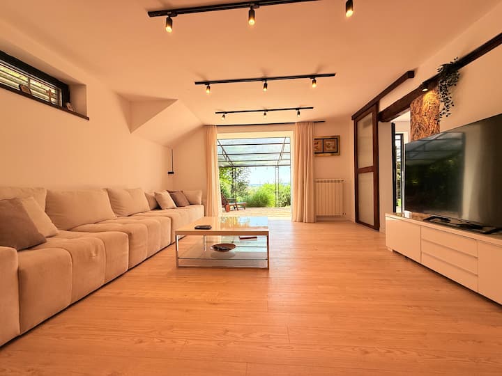 Dnevni boravak sa terasom i pogledom na baštu 
TV 65’