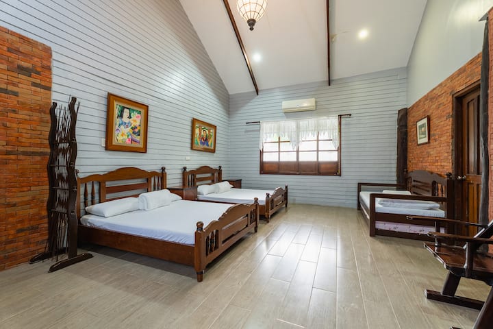 Lanai Villa: Room 1 - A bright, air-conditioned suite featuring 2 Queen beds, a Daybed, and a Pull-out bed. This room is included in the base rate for groups of up to 25. 