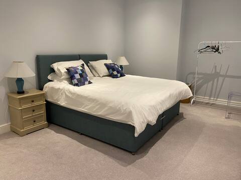 Top Airbnb: Bee Cottage in Castle