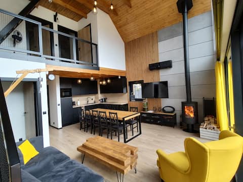 Willa Diabli Młyn with a hot tub