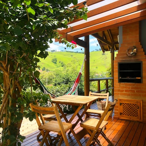 Airbnb em destaque: Céu Chalet • Whirlpool with View + Romantic Fireplace em São Bento Do Sapucaí