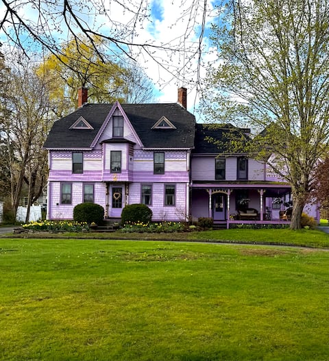 Victorian Charm in Wiscasset, Maine: Acorn Cottage