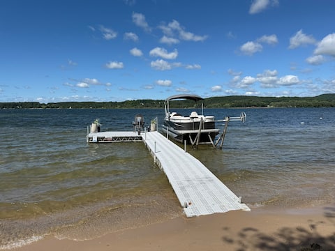 NEW Private DOCK on Lake Charlevoix & Pontoon BOAT