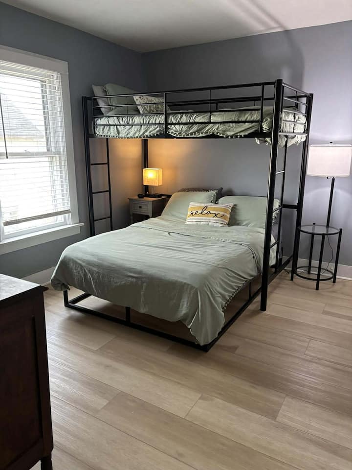 Manželská posteľ dole, dve samostatné postele hore 