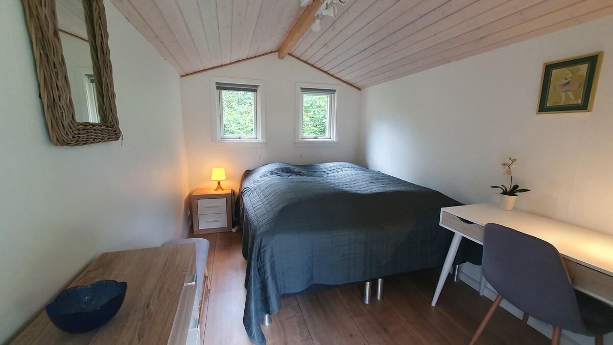 kitanda kinaweza kugawanywa katika vitanda 2 vya mtu mmoja na kabati la kujipambia katikati 