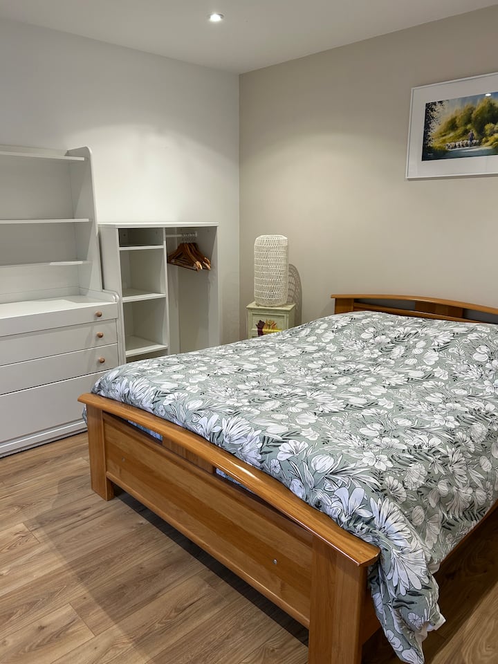 Dhomë gjumi në katin përdhes 
Krevat 140x190
Krevat i bërë në mbërritje
1 jastëk dhe 2 jastëkë
Pamje nga kopshti 
