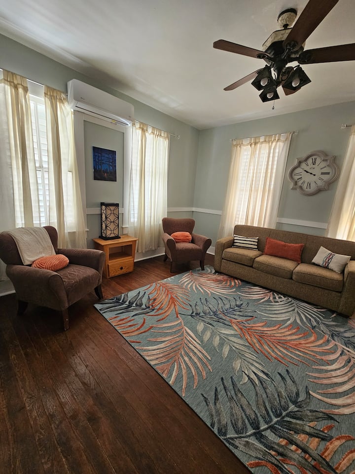 Entire Bottom Floor Sleeps 4, 1 Block From Beach! - Galveston, TX