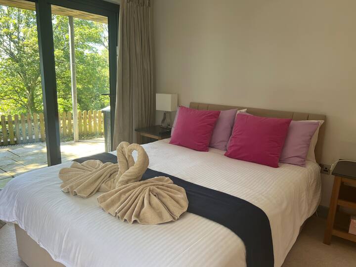 Salle de bains privative avec accès au balcon et vue sur la mer 