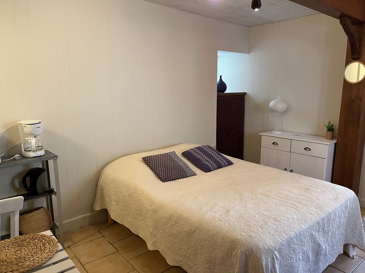  Krevat 140cmx190cm 
Dyshek i ri. Dy jastëkë, 2 mbulesa jastëku, 1 mbrojtës dysheku, jorganë dhe mbulesë krevati. Shtroja të ofruara.