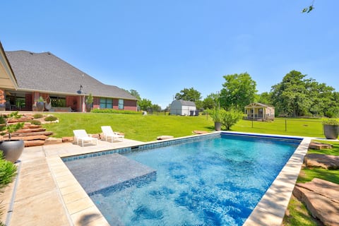 Oasis with Pool. House + 2 Cabins