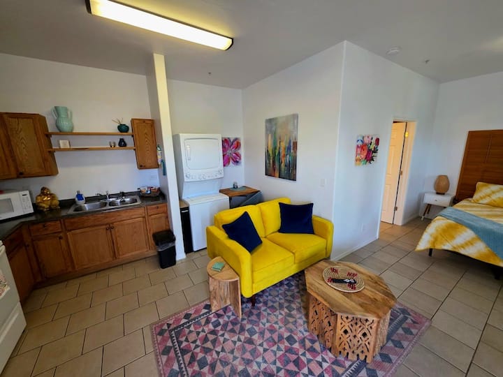 Downtown Boho Suite Laundry Ev Charging Parking - Twin Falls, ID