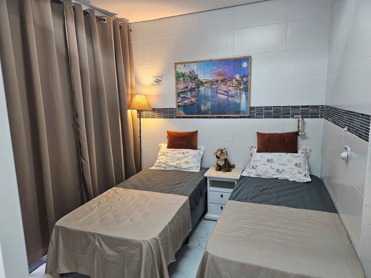 легло тип „кутия“, което може да се използва като двойно легло, като се свържат двете легла. 
Затъмняваща завеса, лампа, гардероб със закачалка за съхранение на дрехи