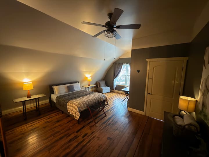 Entire Space: Old Catskill Game Farm Giraffe House - Farm stays