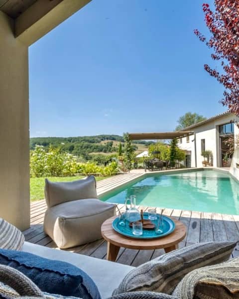 Beautiful mas and its view on the Luberon