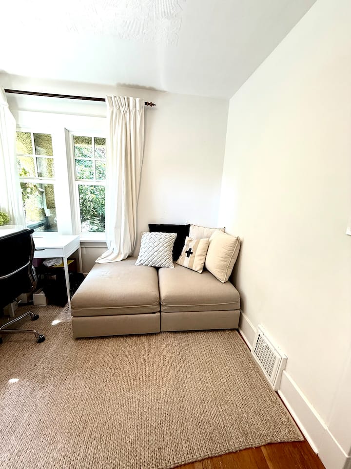 Selamat datang di kantor, sofa bisa dijadikan tempat tidur queen atas permintaan, harap perhatikan pintu telah dipesan tetapi belum dipasang di kantor/kamar tidur. Harap perhatikan bahwa mungkin ada biaya ekstra untuk tamu tambahan di luar 2 tamu pertama tergantung musim.