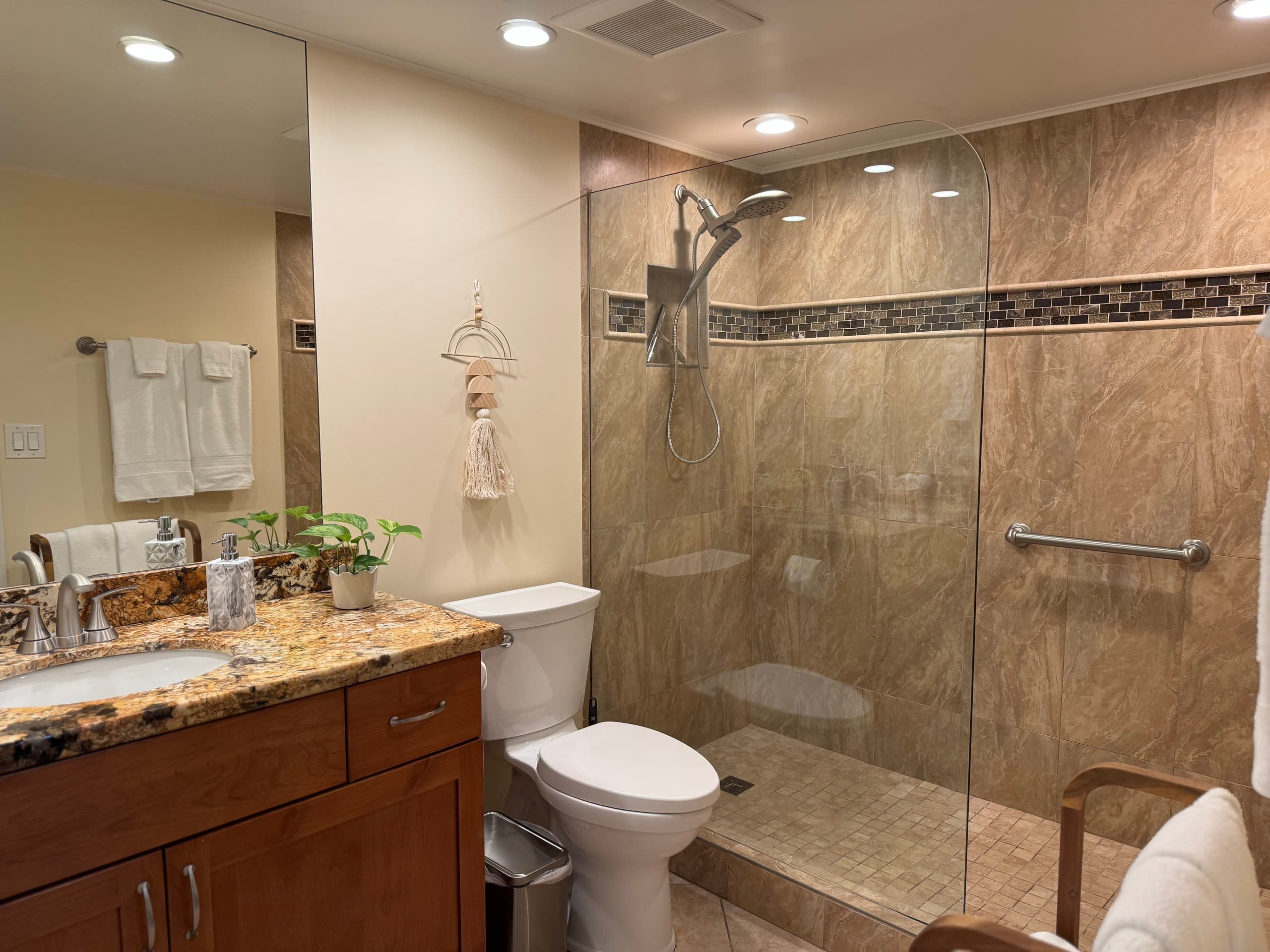 Condo in Lahaina · ★4.93 · Studio · 1 bed · 1 bath - Image 8