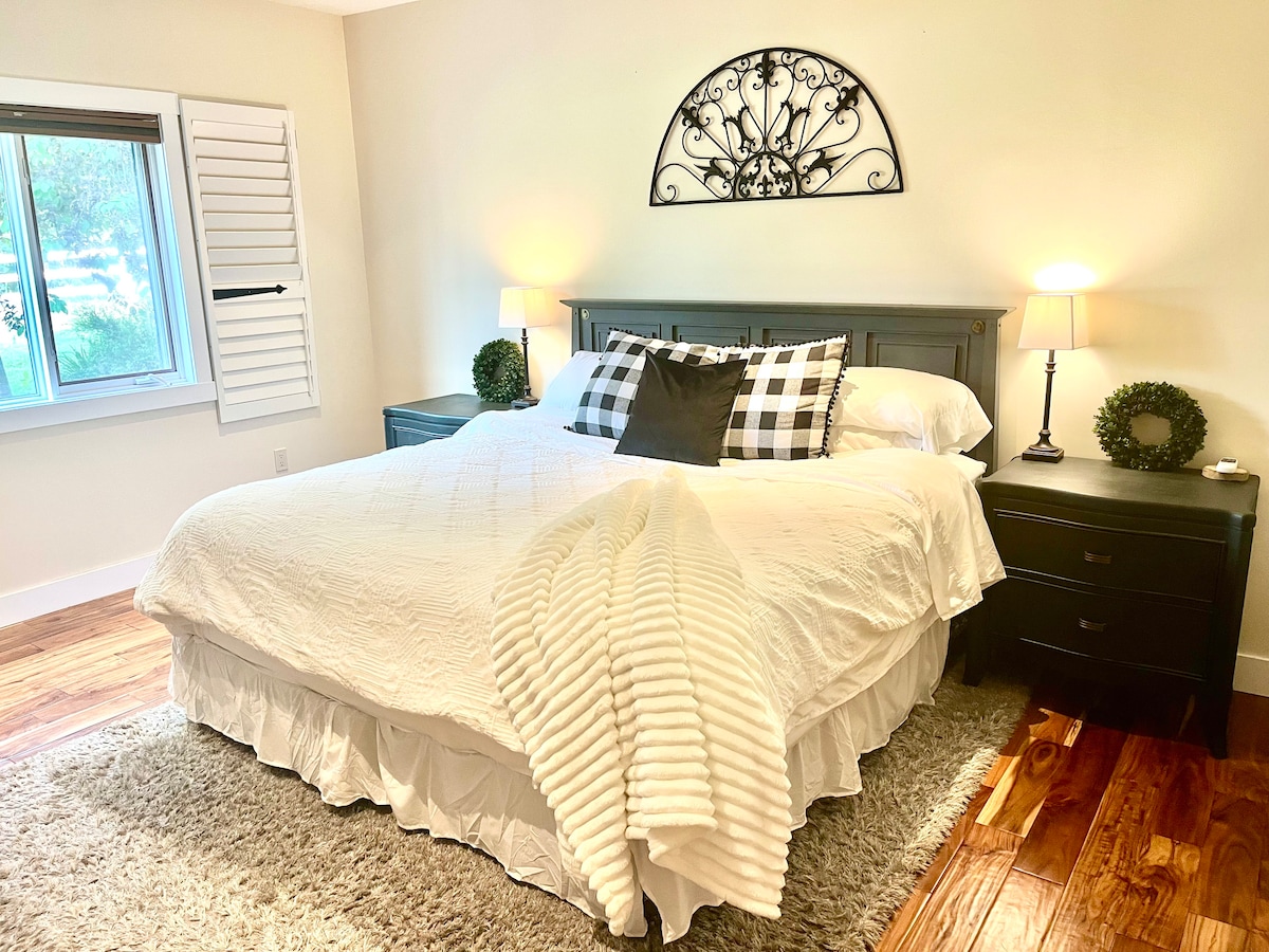 Riesiges Schlafzimmer mit 10' hohen Decken und hochwertiger Kingsize-Matratze und Bettwäsche! 