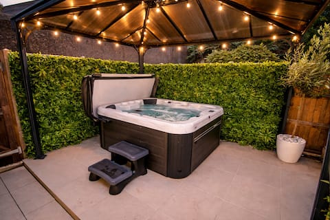 Beautiful City-Centre Townhouse with Hot Tub
