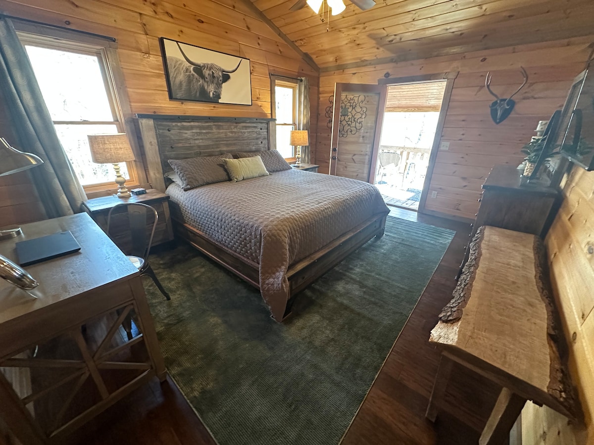 יחידת הורים עם מרפסת פרטית, חדר רחצה מלא עם ספא משונן וטלוויזיה חכמה Roku בגודל 43אינץ '. 