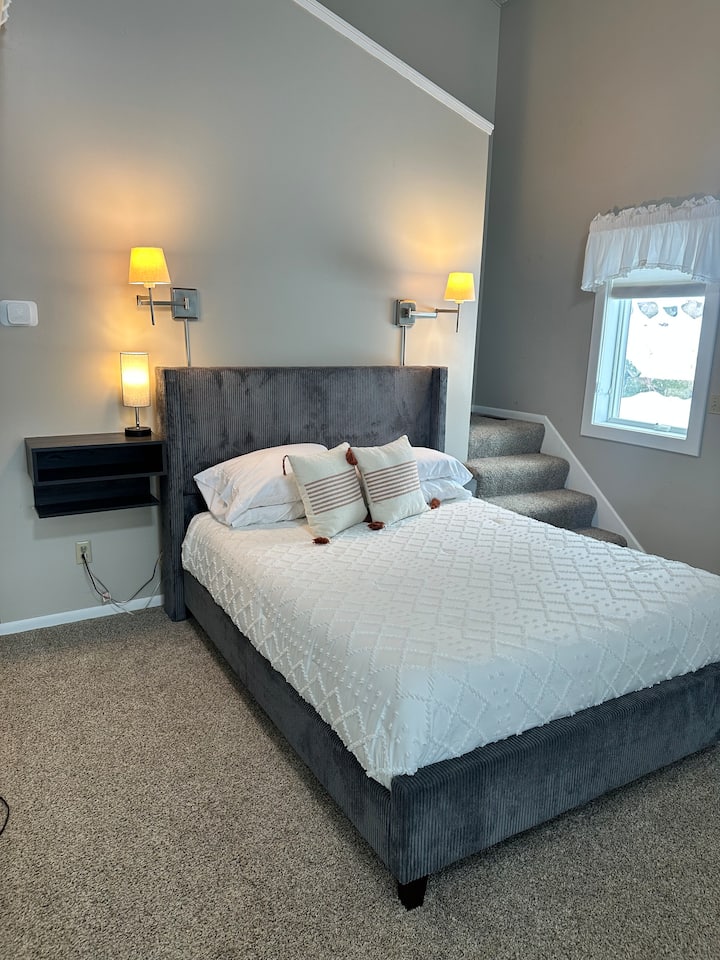 Ძირითადი საძინებელი ქვედა დონეზე ორადგილიანი საწოლით, ძირითადი სააბაზანო მიმაგრებულია.  Ეს ოთახი, ასევე, გადის აუზის ოთახში ფრანგული კარების ჩაკეტვით.