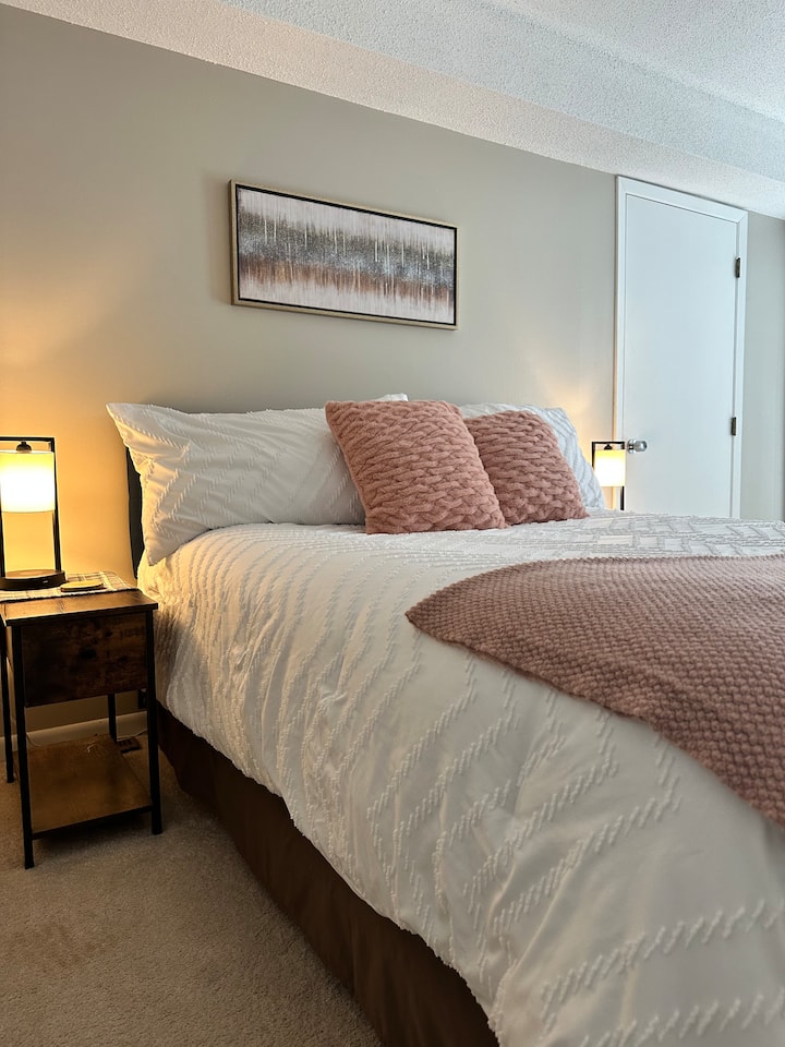 Ქვედა დონის დედოფლის საძინებელი ფრანგული კარებით, რომლებიც უკანა ტერასაზე გადის.