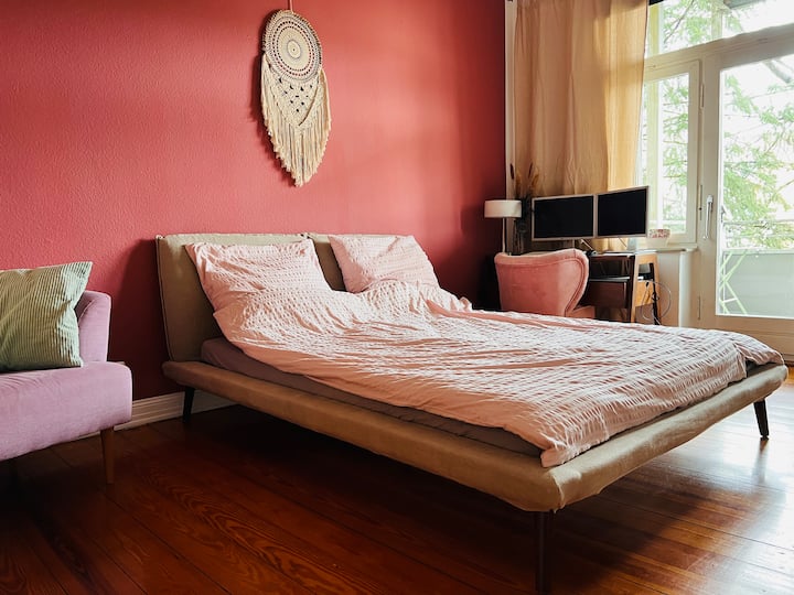 Dormitorio con acceso al balcón.