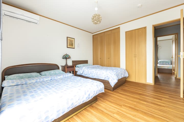 卧室1 （ 2楼）
配备1张1.5米宽的双人床和1张1米宽的单人床。此外，衣柜内还有一张床垫和日式床垫，人多时请使用。