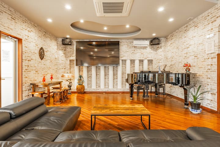 客厅介绍。

宽敞的30榻榻米客厅和餐厅是一个舒适的空间。
与客厅相连的阳光房最多可容纳36人。客厅窗户还设有户外烧烤区，可容纳24人。这里是举办大型活动的理想场所。

★ 100英寸大电视
★ Joy Sound的完整卡拉OK（2个Denmoku、2个麦克风）
★ 大钢琴
★ 1张婴儿椅
★ 1根HDMI线，可连接您的电脑和电视
