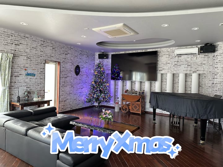 Je, ungependa kutumia Krismasi yako ya 2025 kwenye Villa Hourglass?

Kuna mti mkubwa wa Krismasi (11/8-12/25) na picha ni nzuri!

Imewekewa televisheni kubwa ya inchi 100, inayofaa kwa kutazama filamu na karaoke.Pia inapendekezwa kwa matumizi ya kampuni!
Hatutoi kompyuta au kebo za HDMI katika ⚠️kituo chetu, kwa hivyo tafadhali leta zako ikiwa unazihitaji.

Tafadhali kumbuka kwamba muundo, vipimo na mtengenezaji wa fanicha na vifaa katika kituo hicho vinaweza kubadilishwa bila taarifa ya awali.