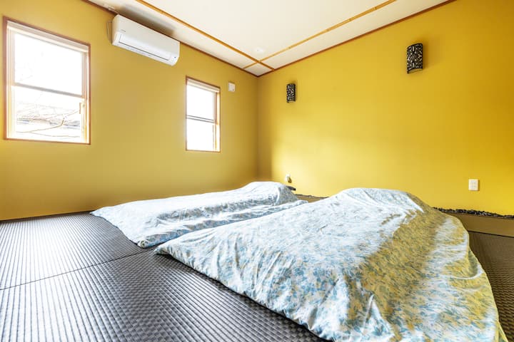 4号卧室（一楼的日式房间）
这是一间现代日式客房。
我们有4套地垫和日式床垫。