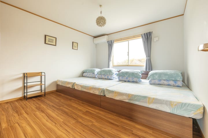 卧室2 （ 2楼）
我们有2张1米宽的单人床和1张1.2米宽的双人床。这里也是与孩子一起睡觉的绝佳之选。