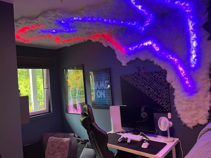 S munjama na zidu s više kombinacija boja, PS5 i TV kutkom, ova je soba savršena za djecu i mlade.