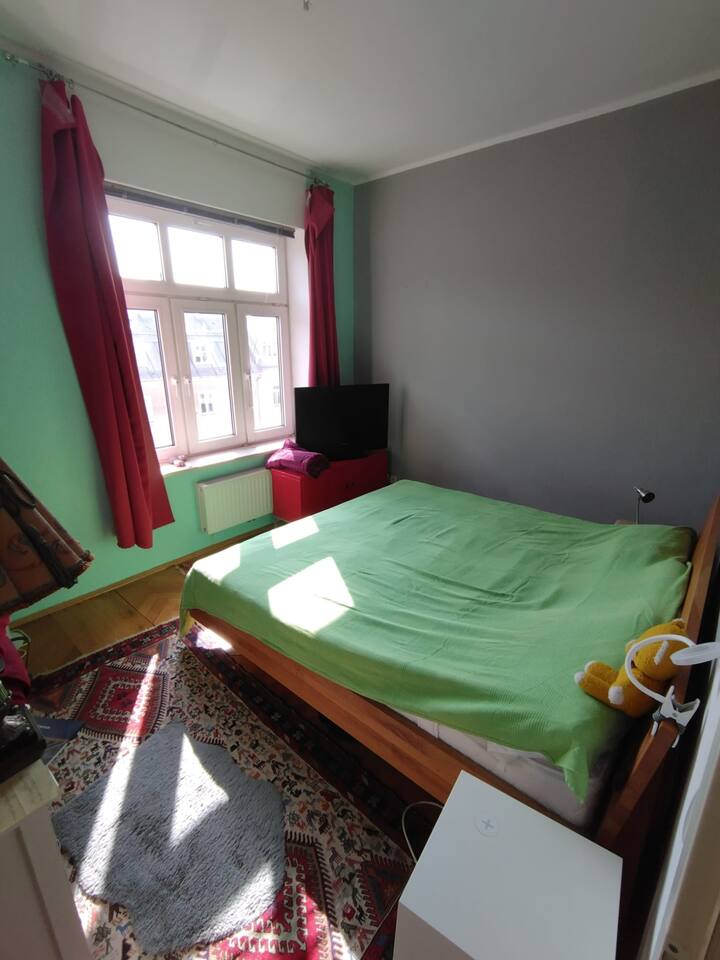 Ძალიან კომფორტული 200*200 სმ საწოლი, ერთი მხარე ოდნავ რბილი, ხოლო მეორე - უფრო მყარი.