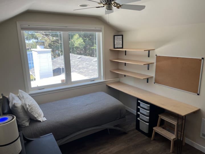 Cama individual con vista al río