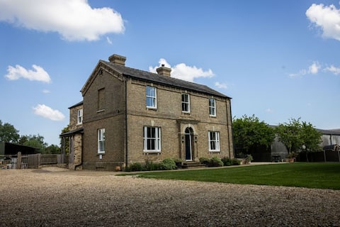 Stunning farmhouse in Cambridgeshire countryside