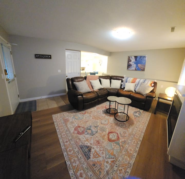 Newly Renovated! Sunnyside Suite. Large 2bed 1ba. - Abbotsford