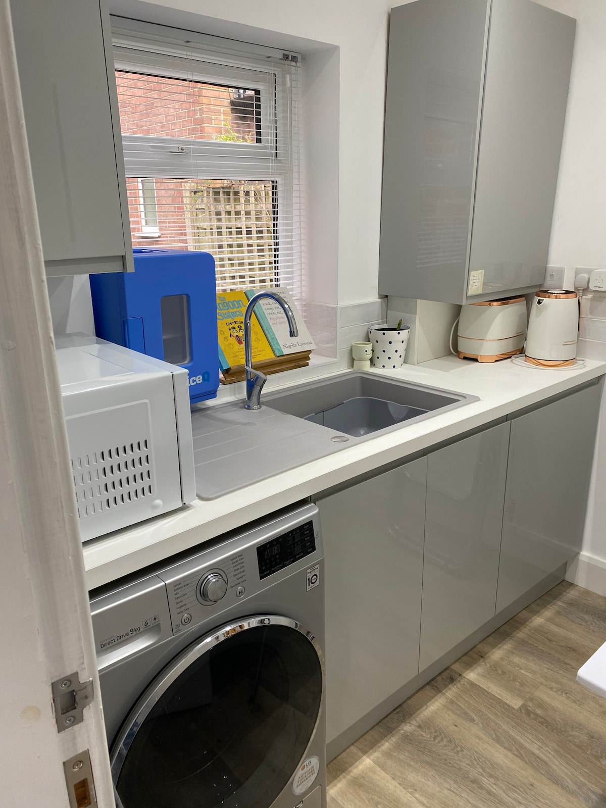 Successful Airbnb property: Separate luxury bedroom, bath, kitchenette, patio in Ringway